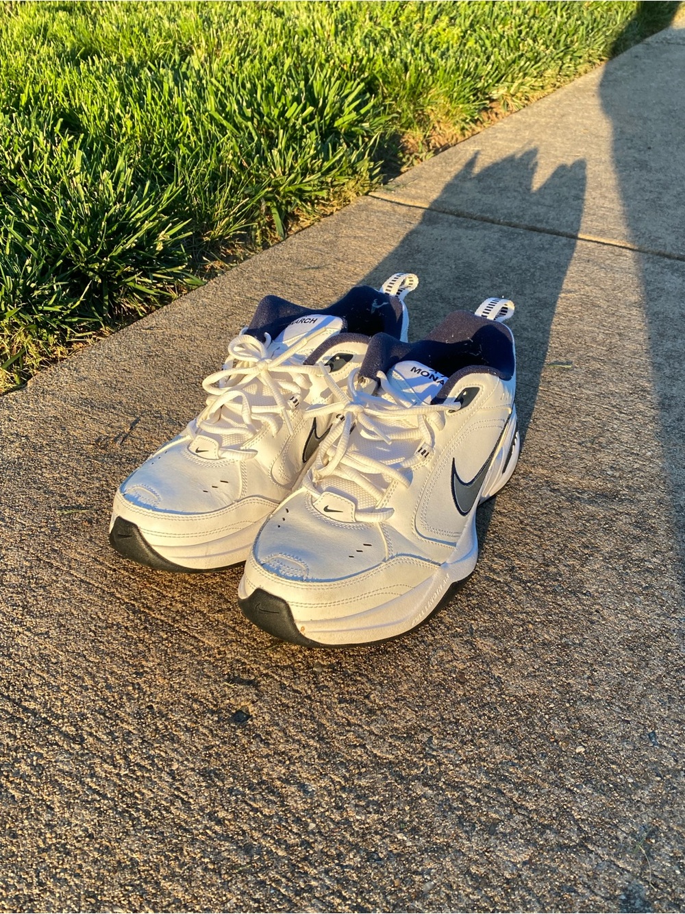 Nike men’s monarchs White and Navy Low-Top Sneakers